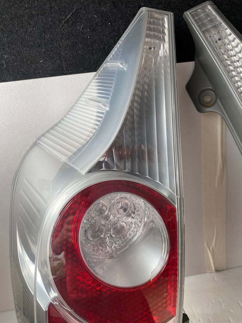 トヨタ アクア（NHP10系）純正テールランプ左右セットです