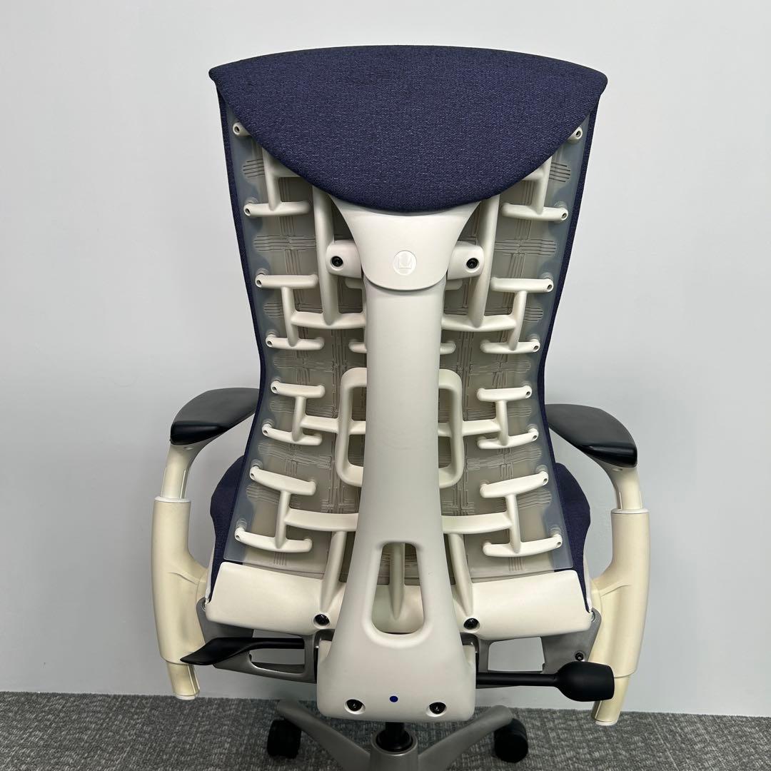 G. エンボディチェア. ハーマンミラー ホワイト Embodyネイビー