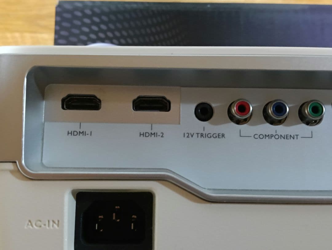 【美品】BenQ　超短焦点型DLPフルHDホームプロジェクター「W1080ST」