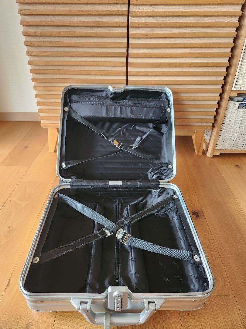 リモワ トパーズ ビジネストロリー２６L 機内持ち込み可能サイズ ４輪