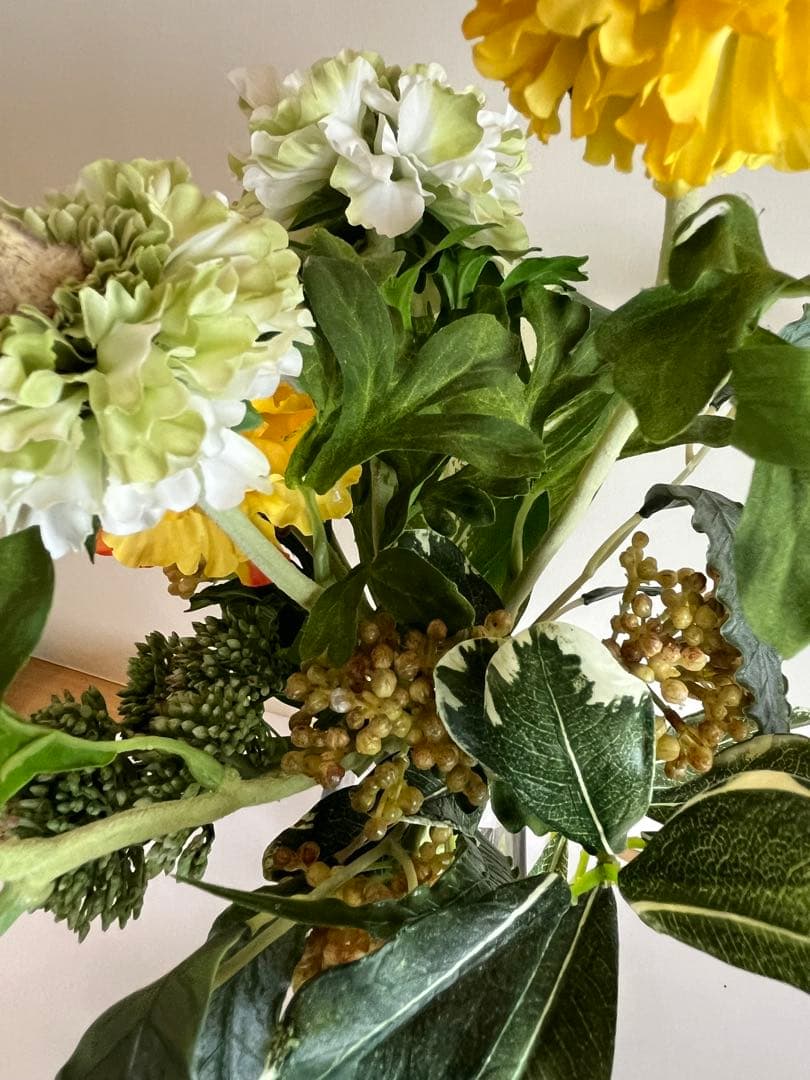 【エミリオロバ・ 春らしいラナンキュラスとグリーン… ガラス花瓶付き】