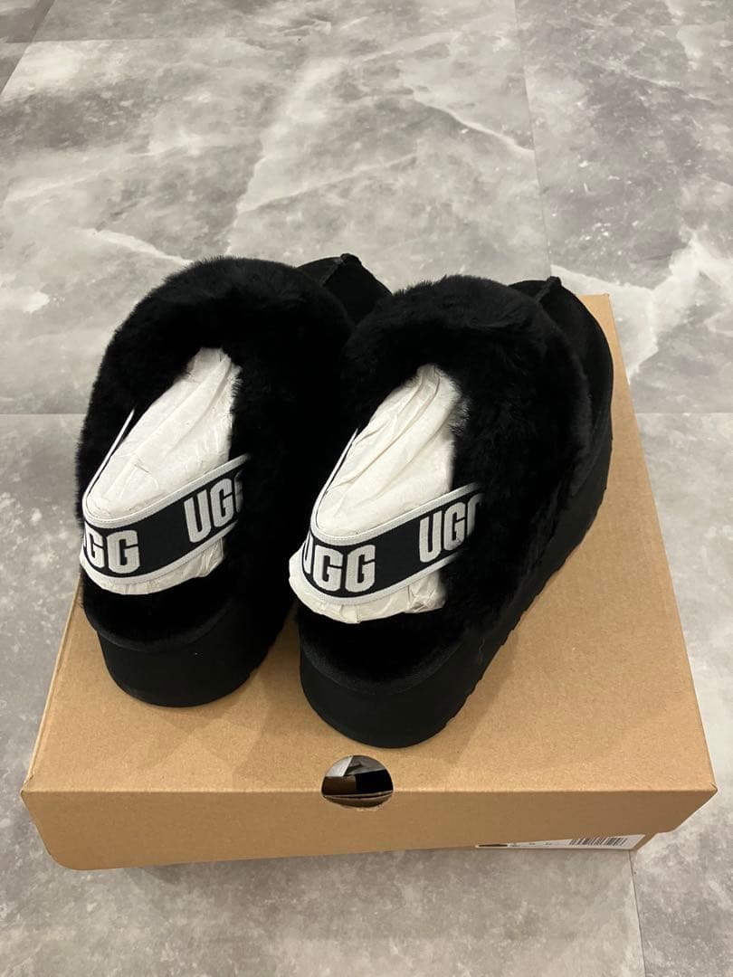 UGG ブラック スリッポン厚底ムートンブーツ