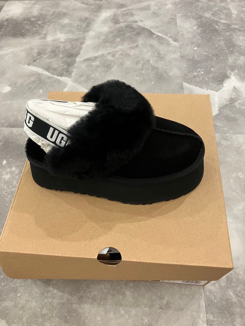 UGG ブラック スリッポン厚底ムートンブーツ
