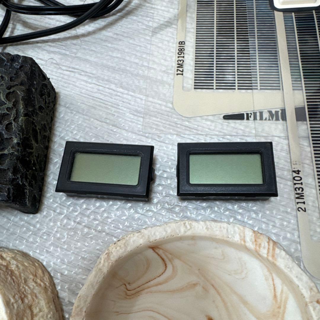 爬虫類飼育セット　ピタリ適温プラス　餌皿　温度計