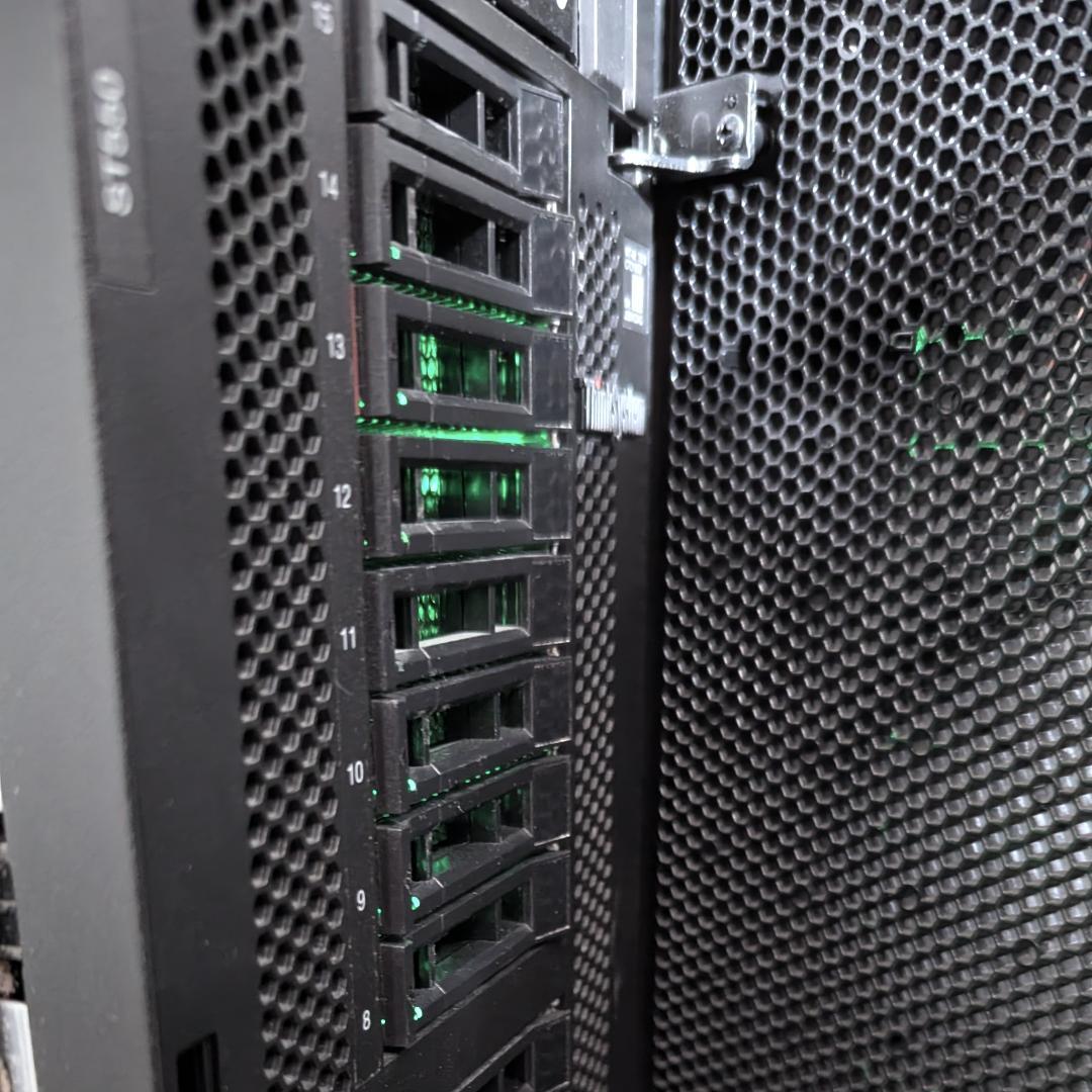 Lenovo RAID 930-16i + 8x2.5'' SASバックプレーン