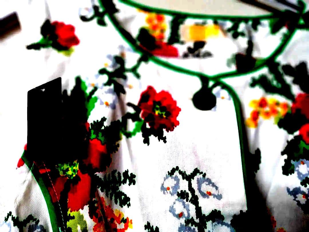 セール！　Feller 花柄 エプロン　ホワイト/レッド/グリーン