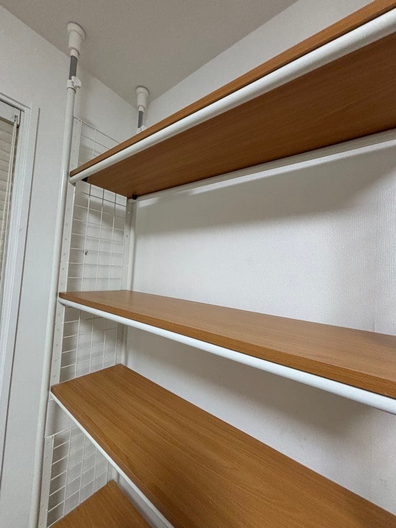 突っ張り棚　棚板可動式