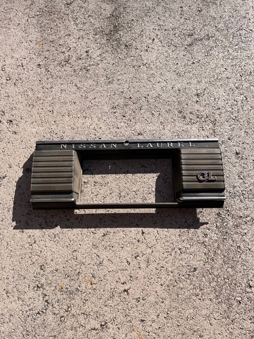 ローレル C 230 テールランプ　ナンバーフレームセット