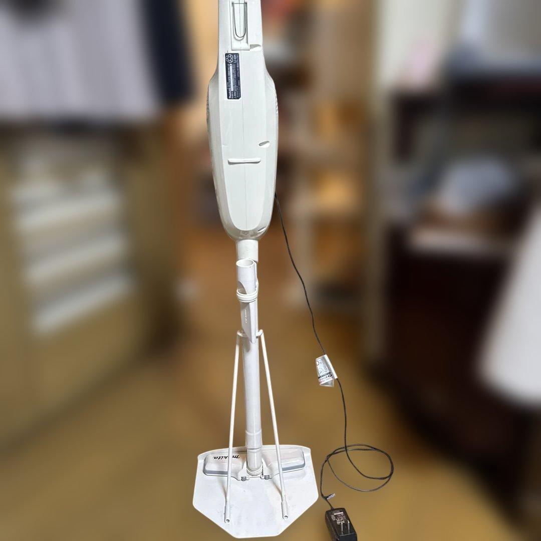 Makita turbo 60 充電式クリーナーアイボリー　スチールスタンド付き