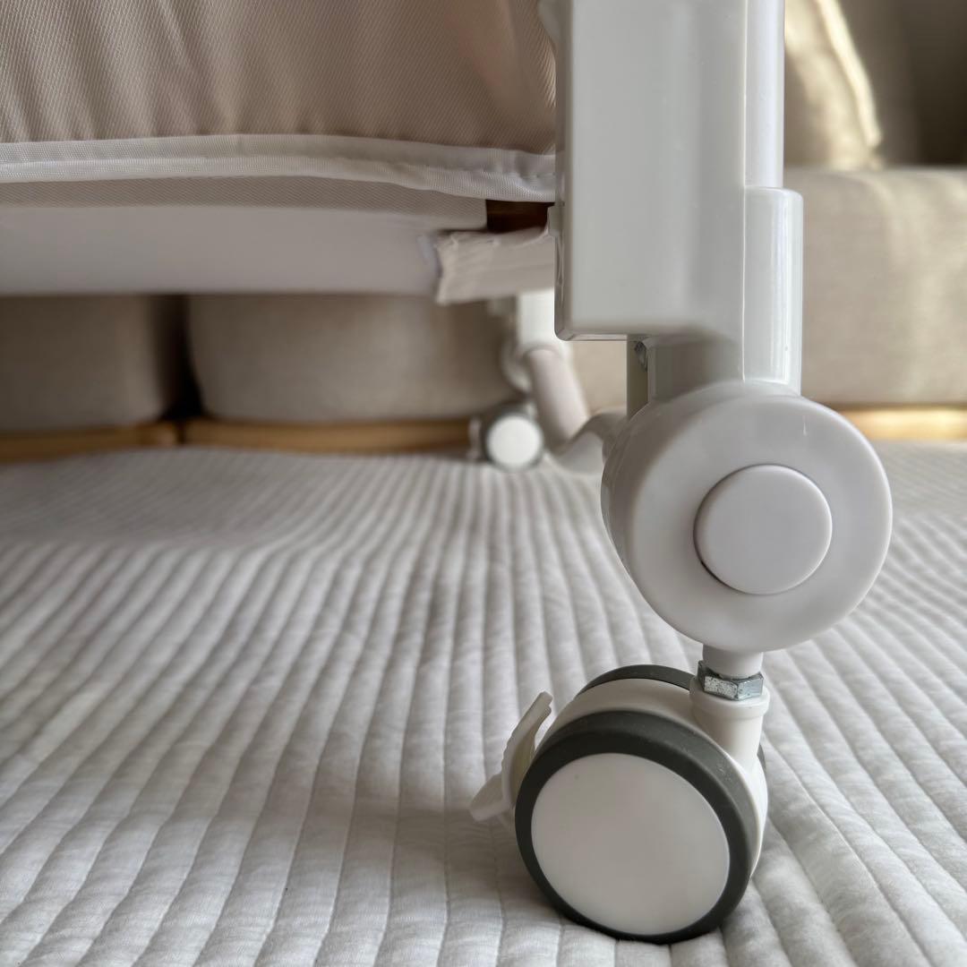 12/16まで値下げ中【美品】キャスター付きベビーベッド　アイボリー　ベージュ