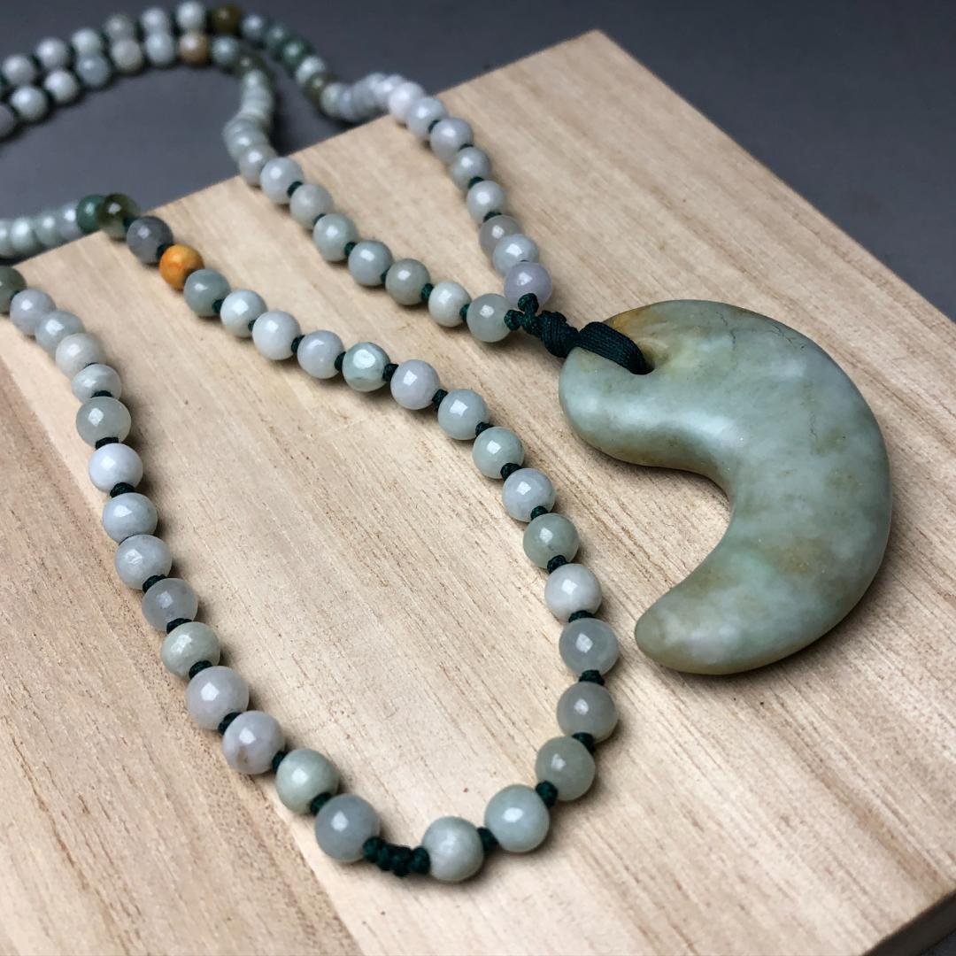 勾玉 翡翠　ヒスイ　糸魚川　翡翠　ペンダント　ケース付き