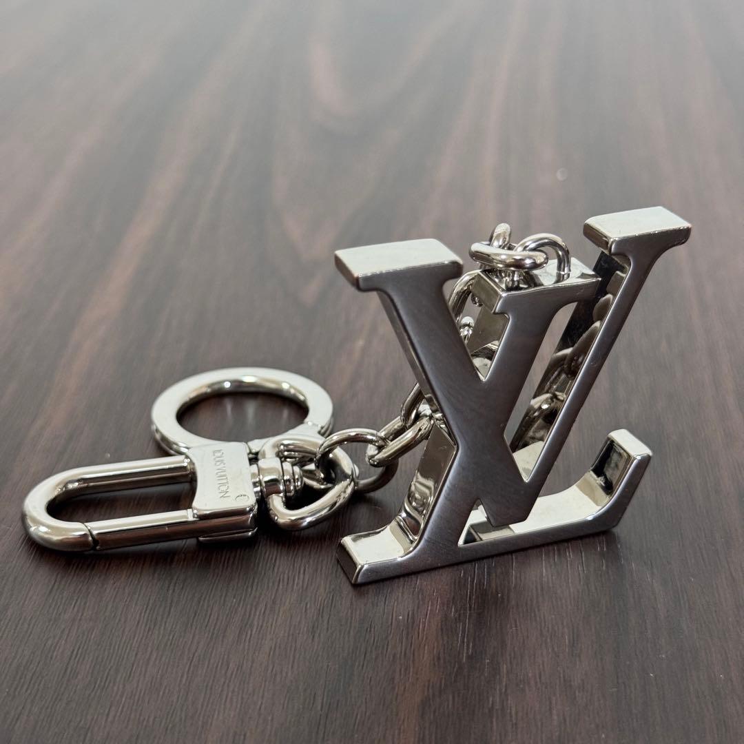 ルイヴィトン　キーホルダーLVイニシャル