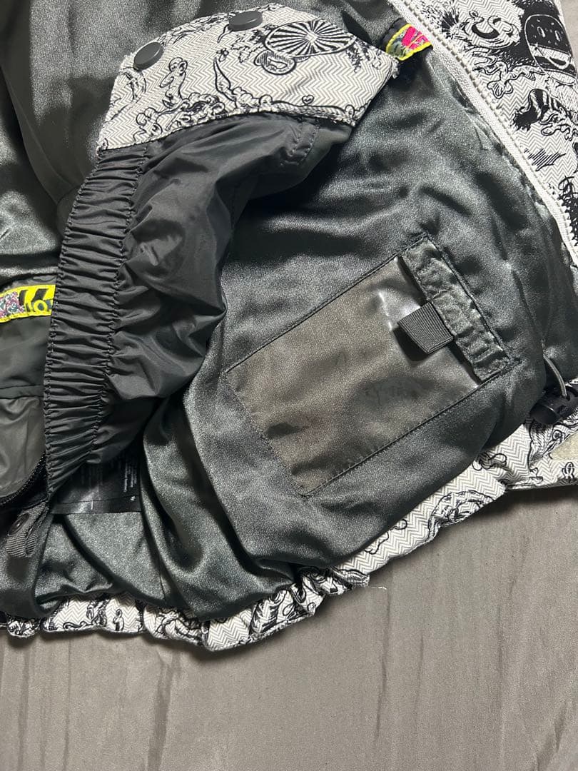 【美品】BURTON スノーボードウェア ダウンジャケット 総柄 y2k