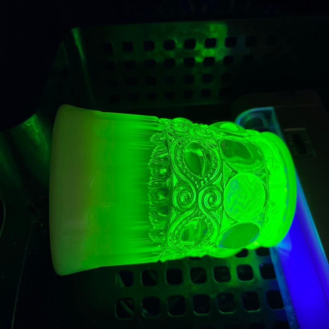 骨董　時代プレス　乳白色暈し　カナリアイエロー　コップ　ゴブレット　ウラン