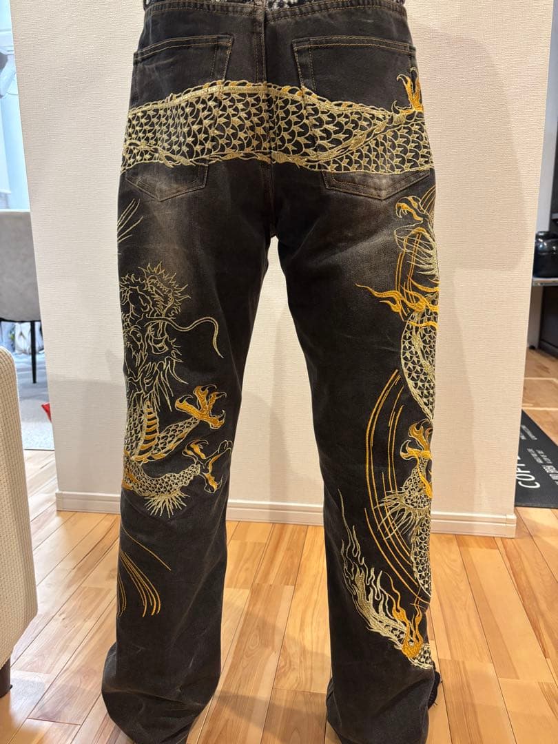 お値下げ　絡繰魂　金糸 刺繍ドラゴン刺繍 黒 ストレートパンツ