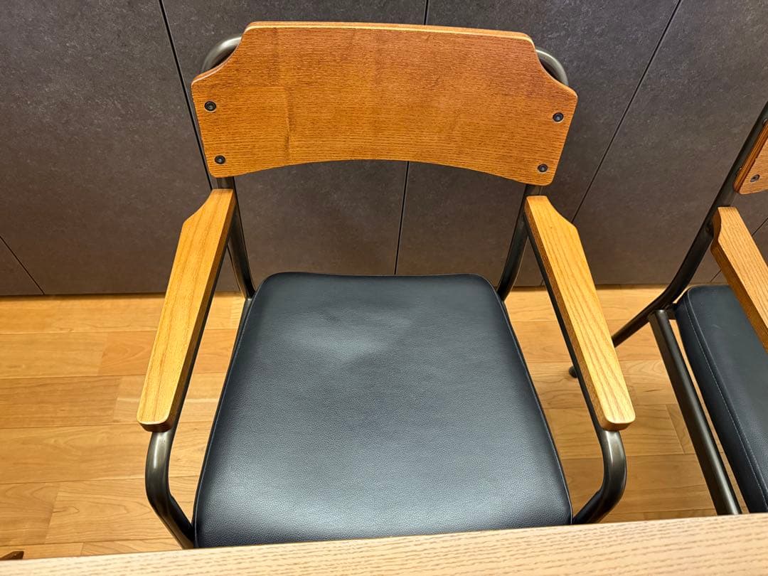 ウニコ　unico 木製アームの黒いダイニングチェア