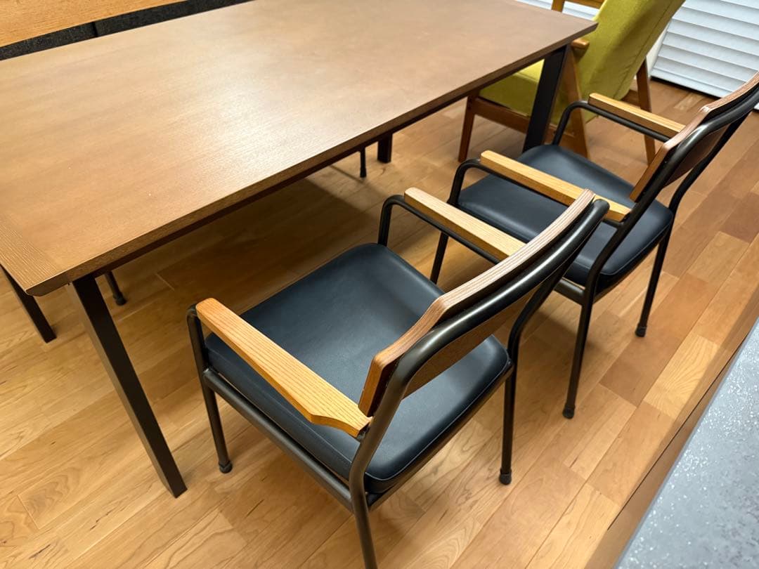 ウニコ　unico 木製アームの黒いダイニングチェア