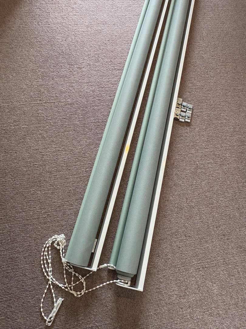 ニトリ　 ロールスクリーン　左操作のもの1つ　取付金具付き　高さ250×幅184