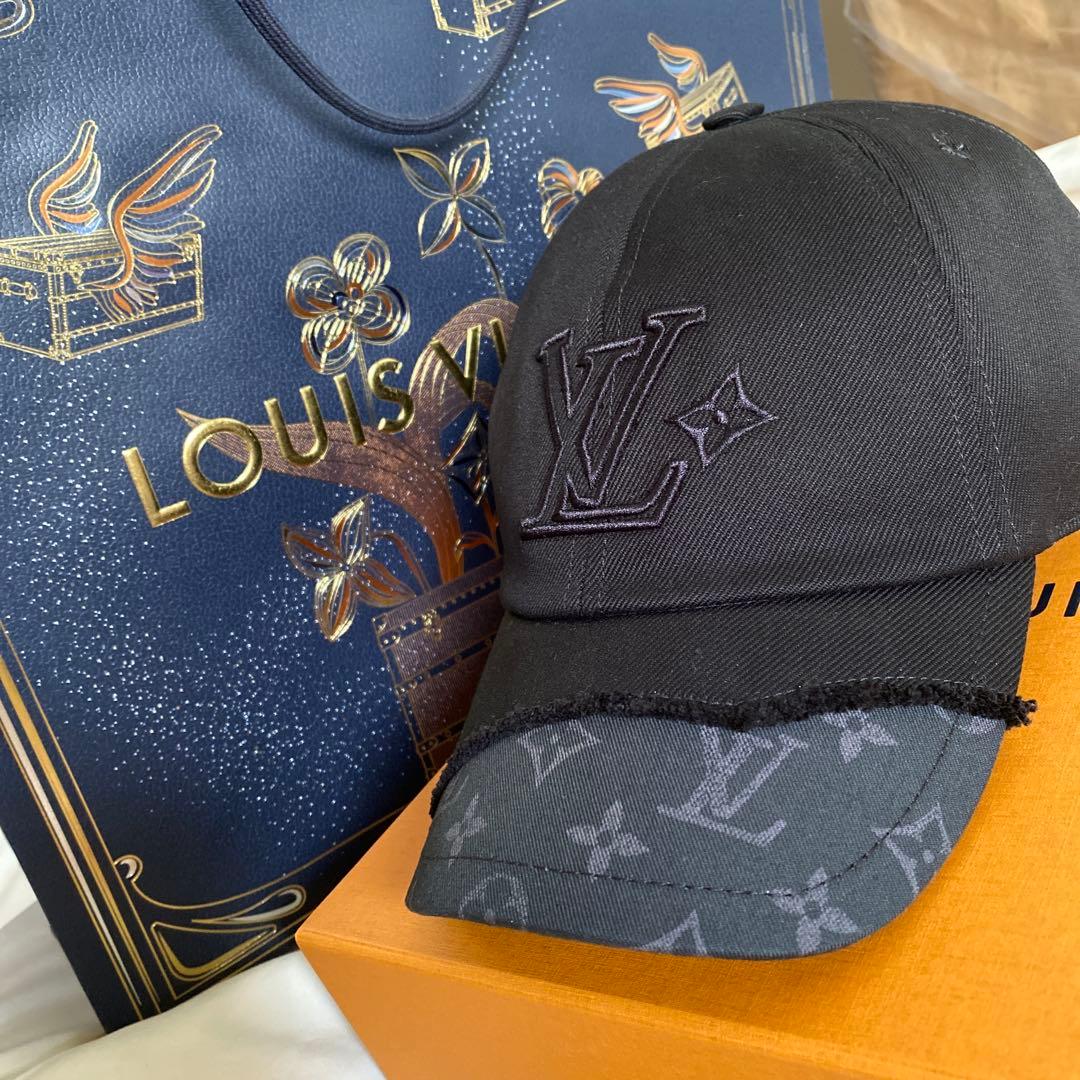 ルイヴィトンの新作キャップです。 一度も使用してなく綺麗な状態です✨️