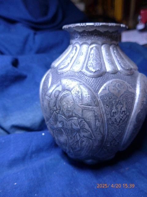 ヴィンテージ　銀製品。インドの細かな手彫りの高価な壺。物語が描かれています。