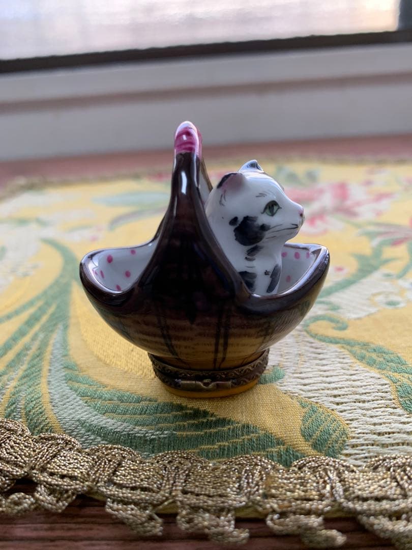 リモージュボックス　フランス製　バスケットに猫が入ってる可愛い小物入れ！