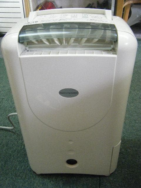 値下げです。12500を10000へ！日立除湿機HJS-8L　2012年製。