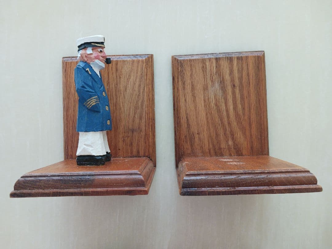 船長フィギュア付き木製ブックエンド