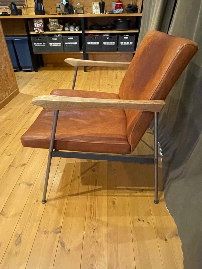 トラックファニチャー　FURROWED-LEATHER ARM CHAIR