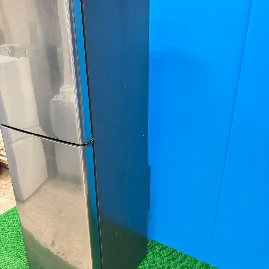 683 SHARP　中型冷蔵庫　200L強　小型　一人暮らし　右開き　2ドア