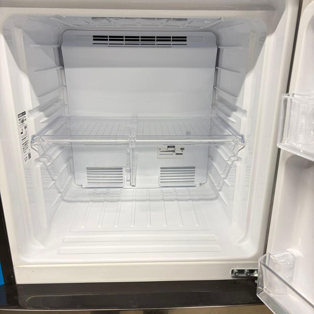 683 SHARP　中型冷蔵庫　200L強　小型　一人暮らし　右開き　2ドア