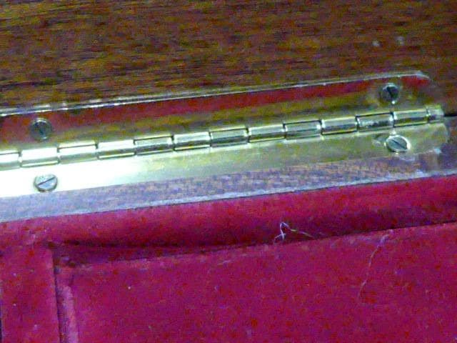 美しい象嵌のオルゴール宝石箱です。曲はラブストーリーです。