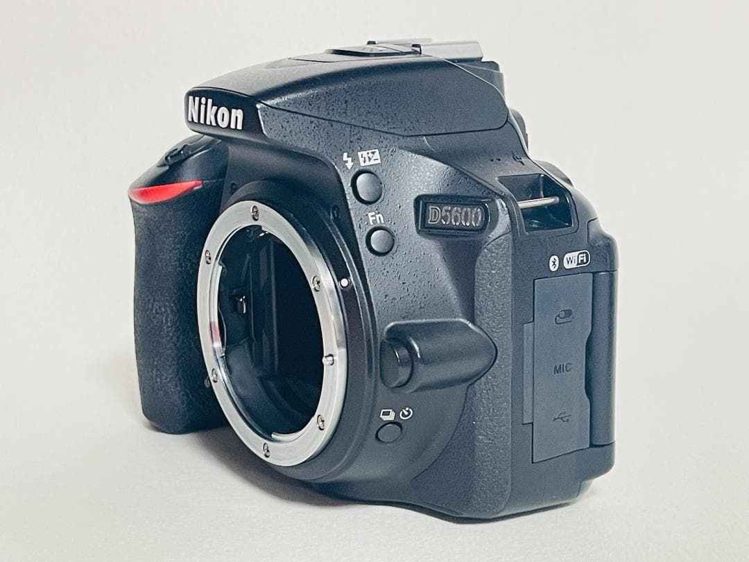 Nikon D5600 ☆Wi-Fi内蔵 ☆高性能一眼レフ☆自撮り可能☆ ニコン