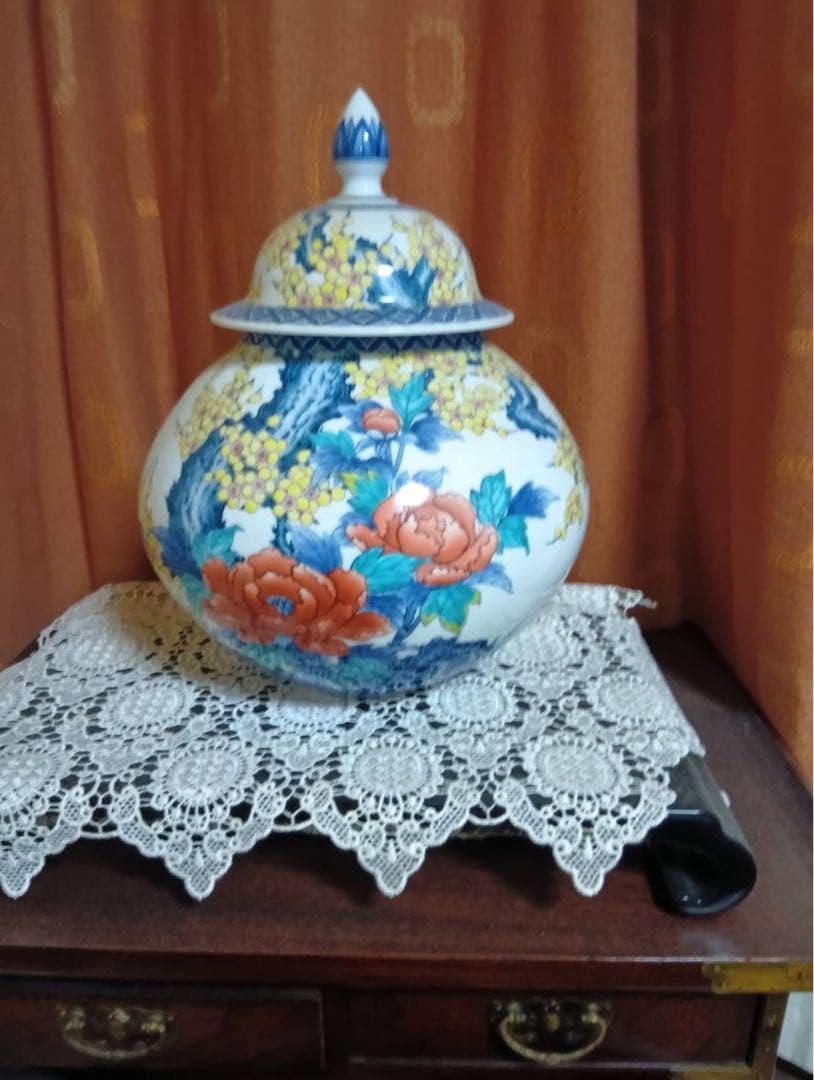 伊万里焼　花と植物の装飾 蓋付き壺