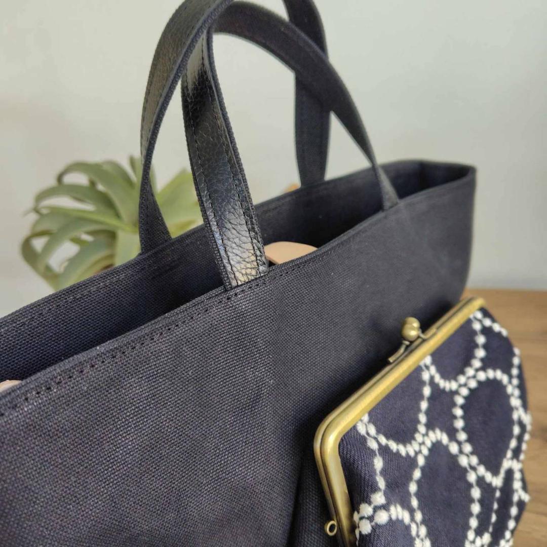 ミナペルホネン /2025タンバリンネイビー×白/がま口ポケット付きMSトート