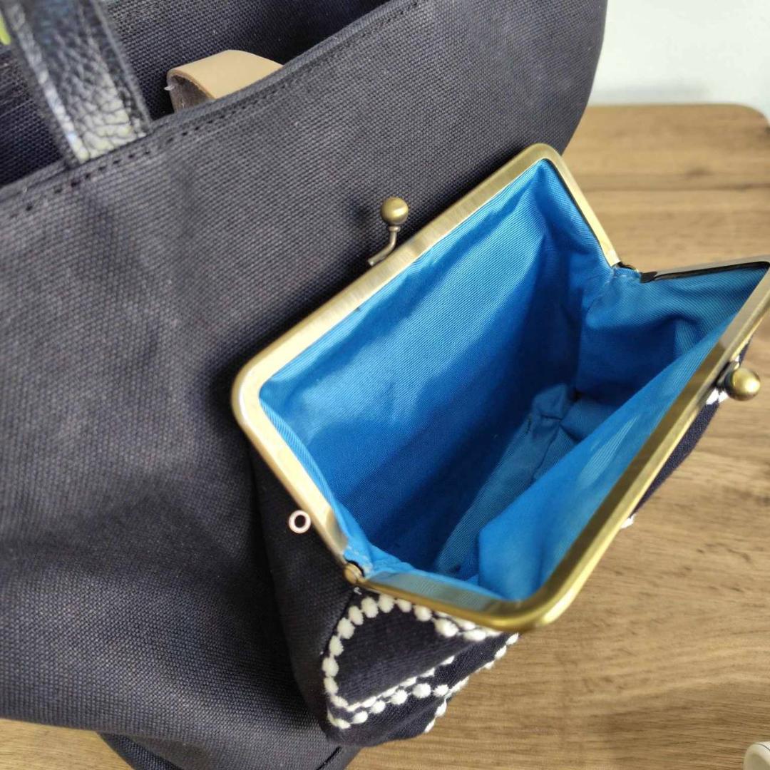 ミナペルホネン /2025タンバリンネイビー×白/がま口ポケット付きMSトート