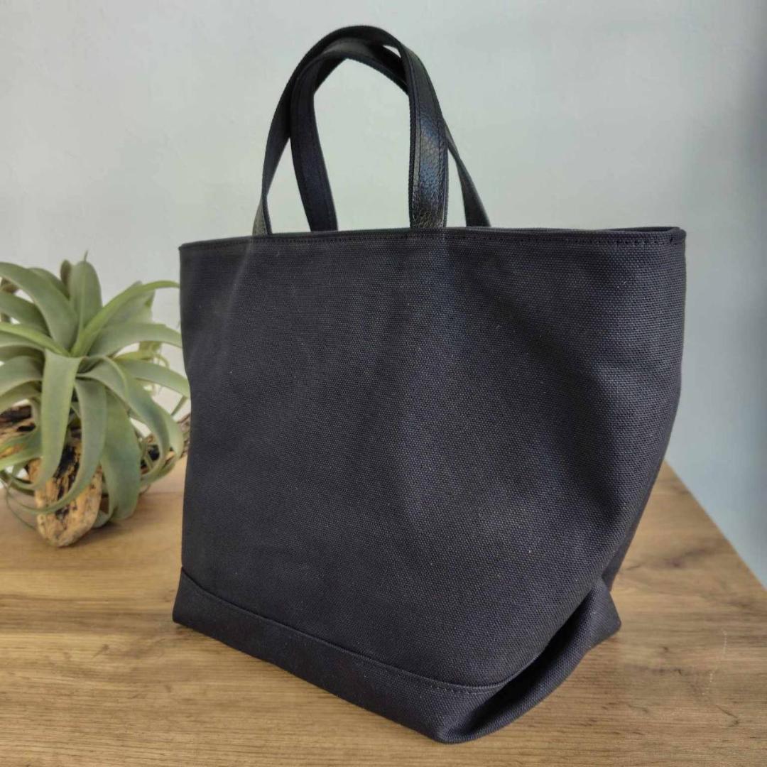 ミナペルホネン /2025タンバリンネイビー×白/がま口ポケット付きMSトート