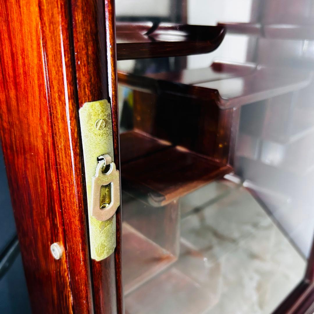 【美品】葡萄彫刻 木製ディスプレイ キャビネット 背面ミラー 唐木 飾り棚 骨董