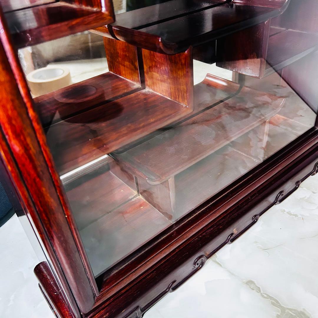 【美品】葡萄彫刻 木製ディスプレイ キャビネット 背面ミラー 唐木 飾り棚 骨董