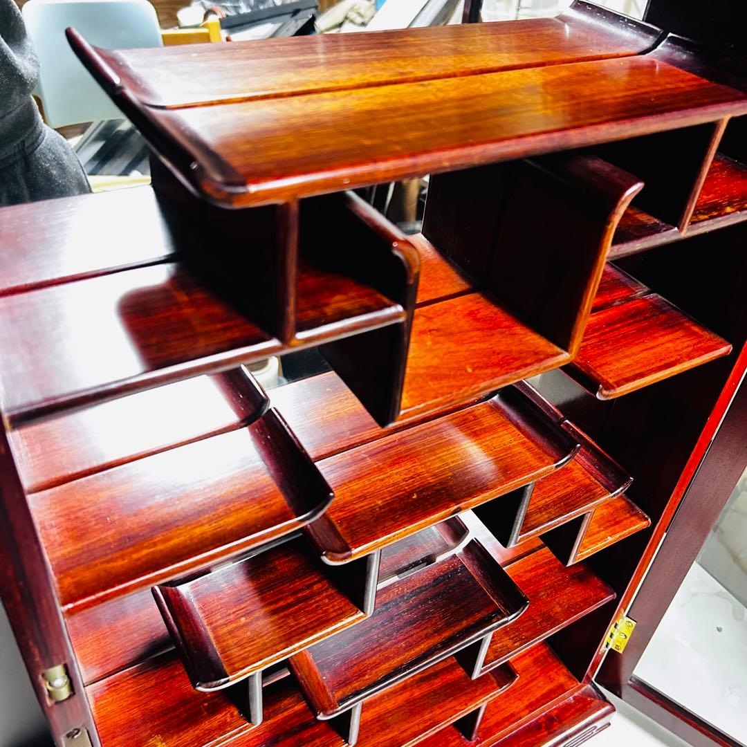 【美品】葡萄彫刻 木製ディスプレイ キャビネット 背面ミラー 唐木 飾り棚 骨董