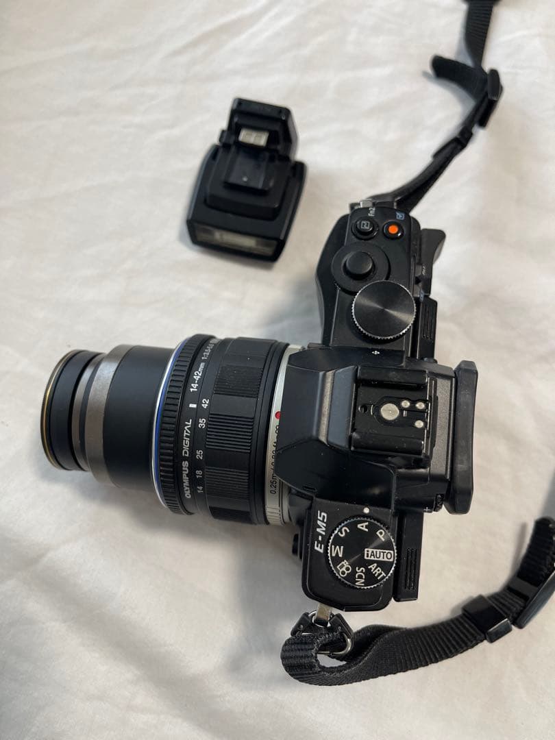 お値下げ　OLYMPUS OM-D E-M5 ブラック　フラッシュ　レンズ付