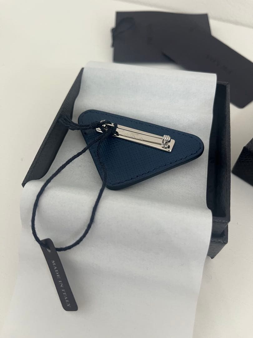 正規品　新品未使用　PRADA ネイビー　トライアングル　レザーブローチ
