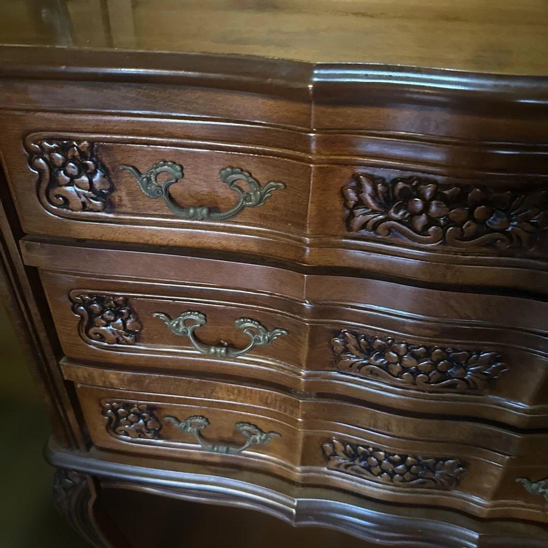 瞬間的❣️お値下げヴィンテージ　猫脚　装飾的な彫刻入り　木製チェスト