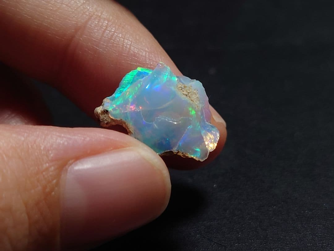 プレシャスオパール 原石 虹　ジュエリー　グレード　エチオピアウェロ産　鉱物標本