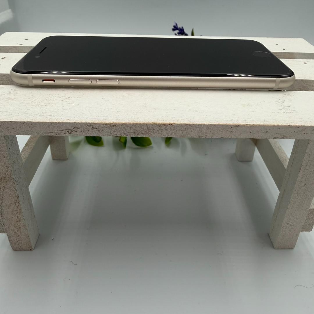 【美品】iPhone SE第3世代 64GB スターライト 377