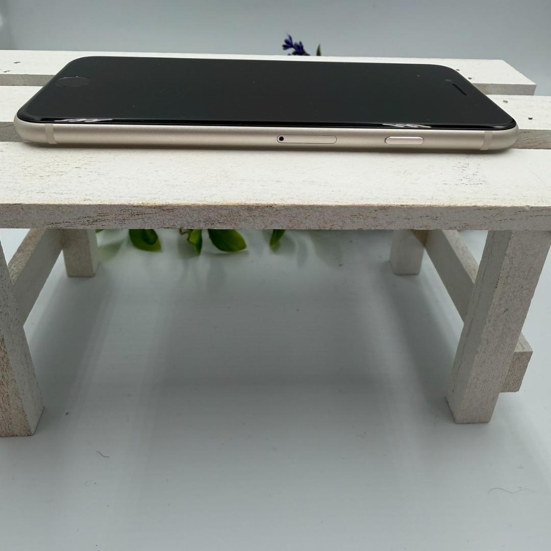 【美品】iPhone SE第3世代 64GB スターライト 377
