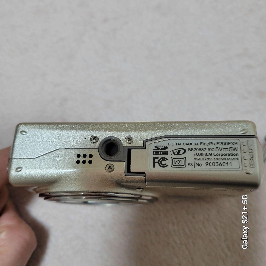 Fujifilm FinePix F200EXR シルバー中古本体のみ充電器ナシ
