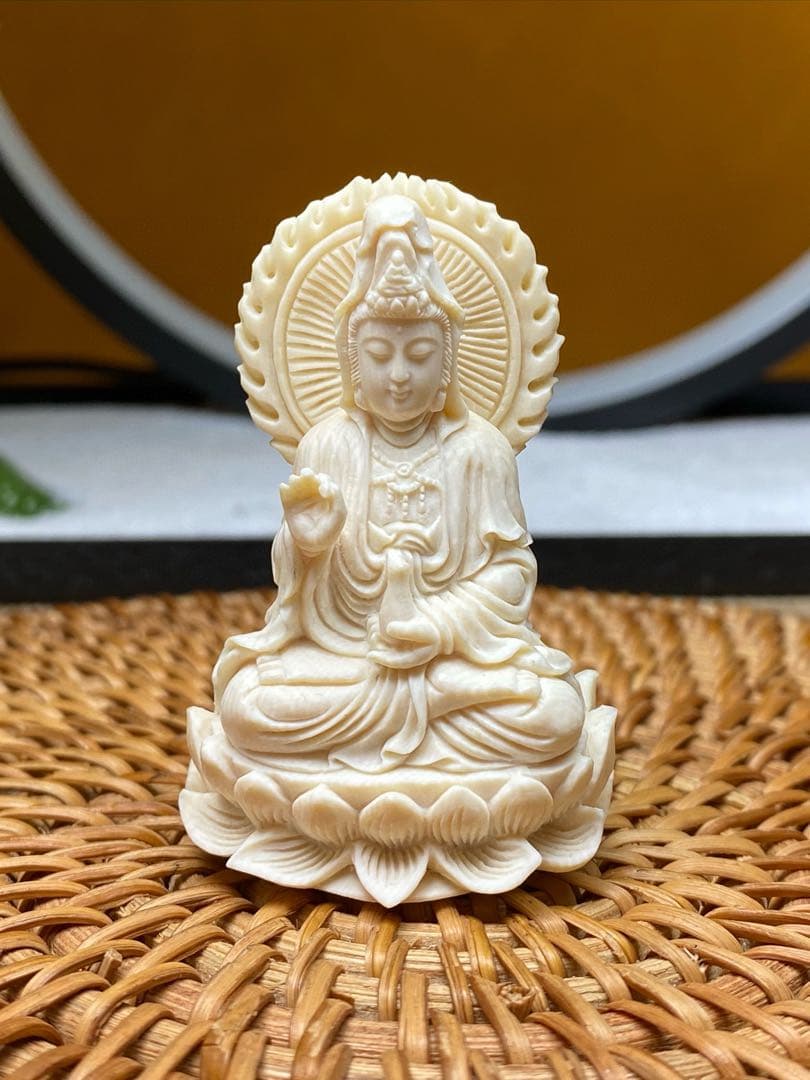 天然マンモス牙美しい手作り彫刻　浄瓶観音　置物
