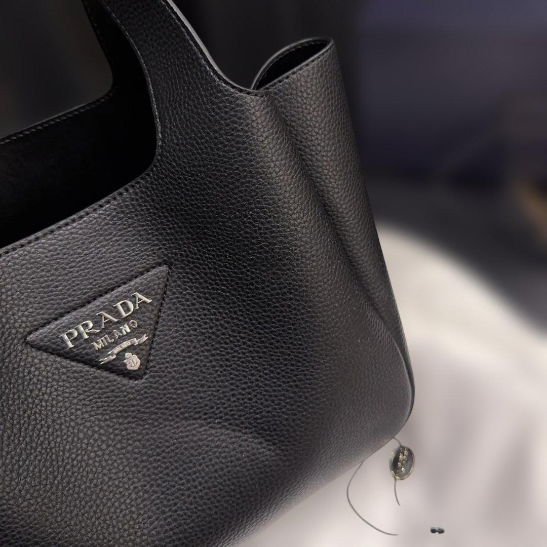 ブラックレザートートバッグ 1BG335