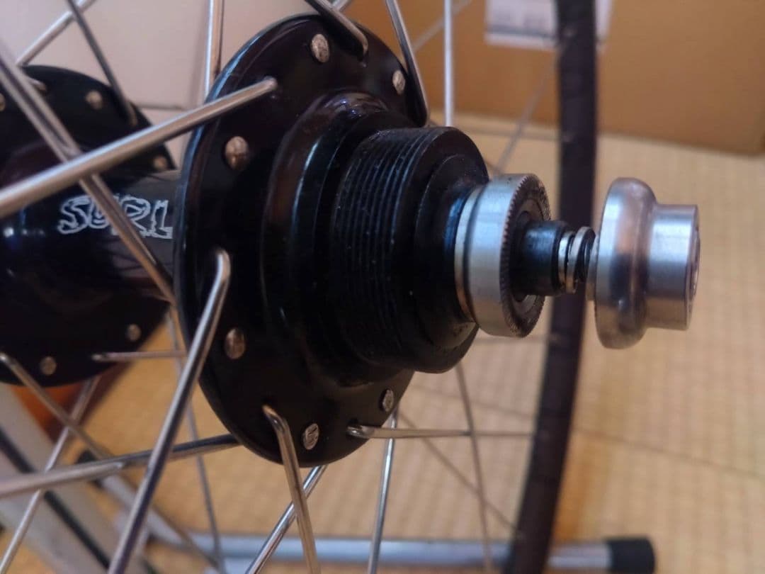 H plus son 後輪ホイールとSurly　ハブ