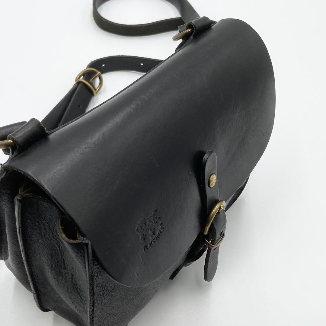 イルビゾンテ　ショルダーバッグ　フラップ　ロゴ刻印　オールレザー　ブラック